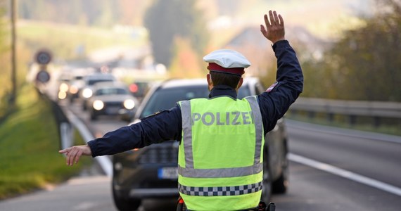 Austriacka policja zatrzymała mężczyznę, który tydzień temu potrącił Polaka zmieniającego koło w swoim samochodzie. Austriak uciekł z miejsca, nie udzielając pomocy poszkodowanemu.