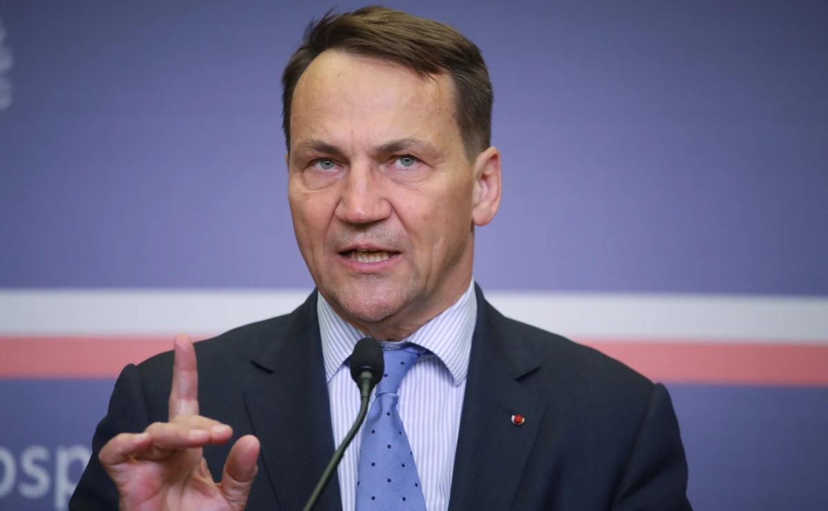 "​Mam wiadomość przede wszystkim dla naszych polskich przedsiębiorstw: omijanie europejskich sankcji jest przestępstwem" - powiedział Radosław Sikorski. Szef MSZ, który spotkał się we wtorek ze specjalnym wysłannikiem UE ds. sankcji Davidem O'Sullivanem, zaapelował do polskich przedsiębiorców, by upewnili się, że produkty, które zamawiają, nie pochodzą z krajów objętych sankcjami.