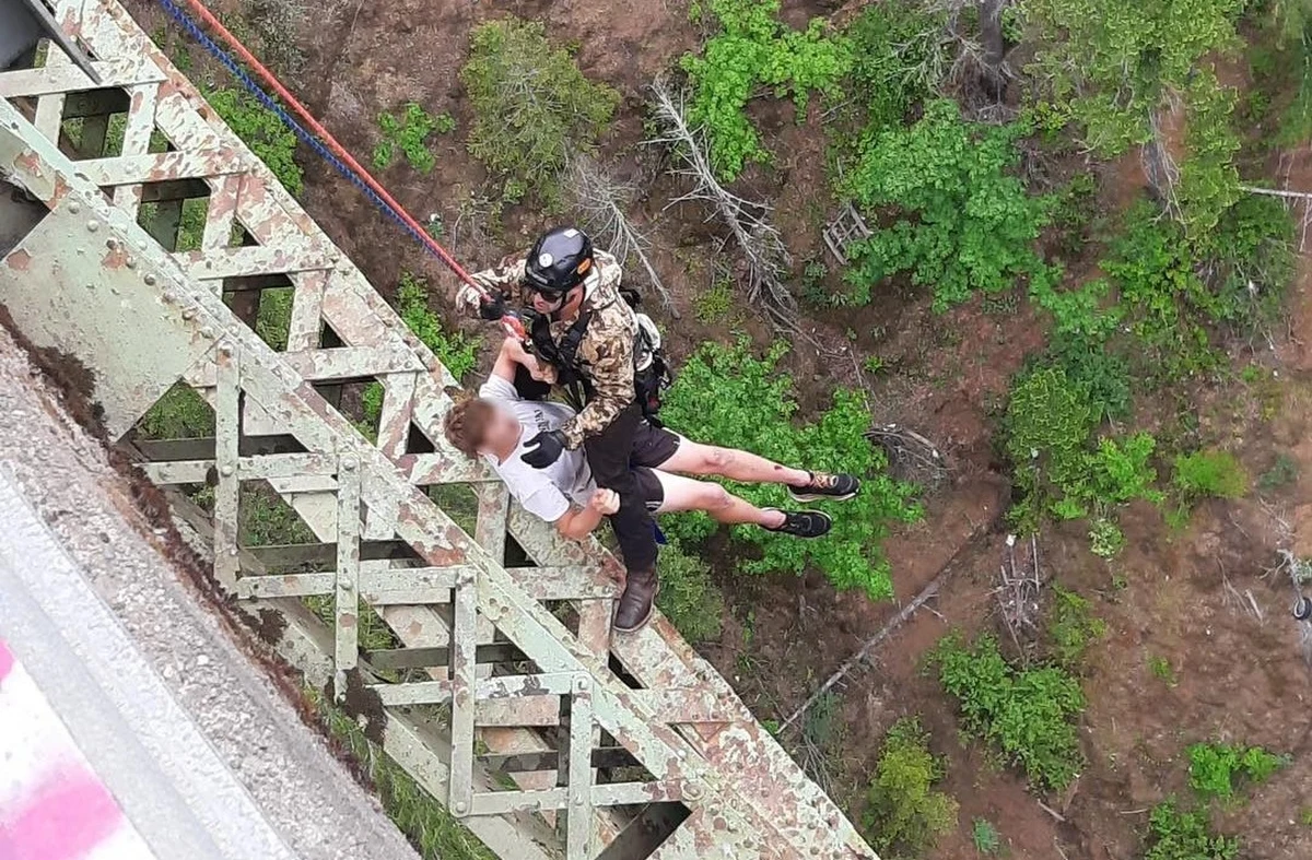 Ta historia mogłaby się skończyć tragicznie. W ubiegły weekend 19-latek ze stanu Waszyngton w USA poślizgnął się i spadł ok. 120 metrów w dół kanionu. Na szczęście na pomoc szybko ruszyły mu miejscowe służby, nastolatek odniósł jedynie małe obrażenia.