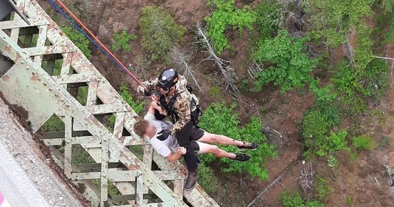 Ta historia mogłaby się skończyć tragicznie. W ubiegły weekend 19-latek ze stanu Waszyngton w USA poślizgnął się i spadł ok. 120 metrów w dół kanionu. Na szczęście na pomoc szybko ruszyły mu miejscowe służby, nastolatek odniósł jedynie małe obrażenia.