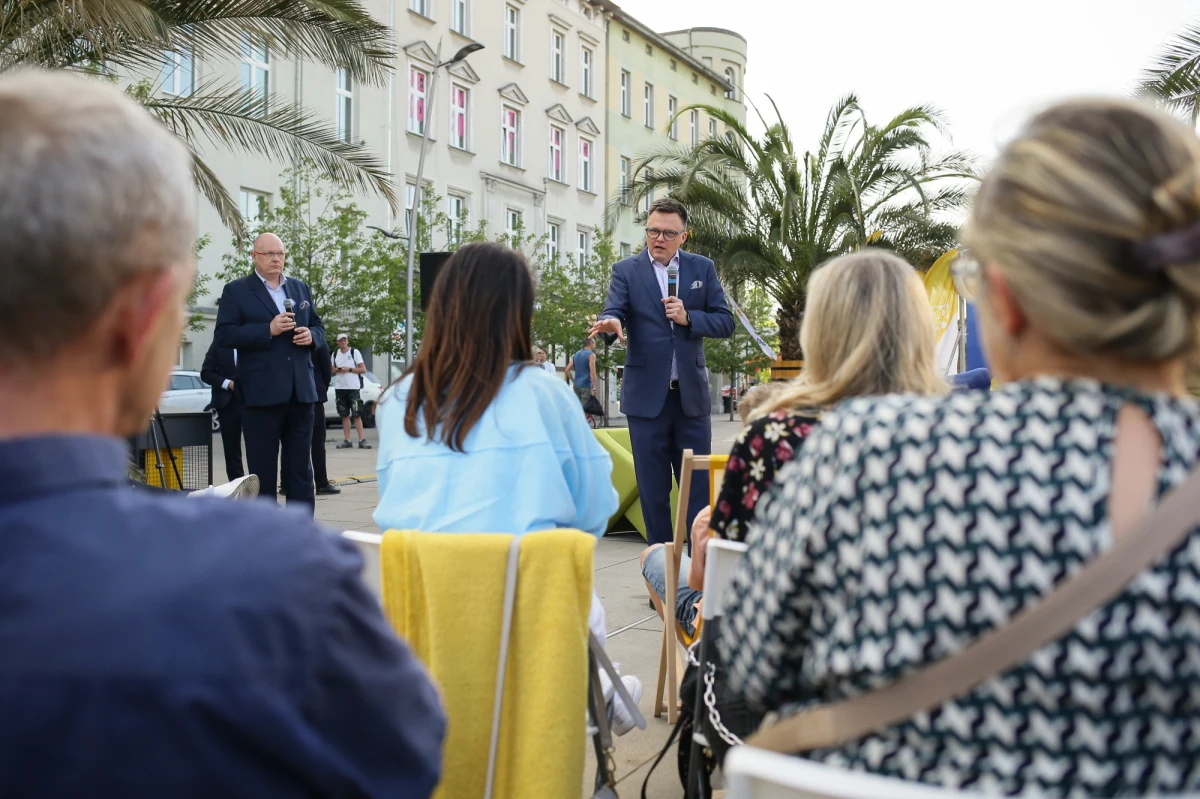 Lider Polski 2050 Szymon Hołownia zapowiedział, że zaproponuje liderom koalicji rządzącej comiesięczne spotkania poświęcone dyskusji o kierunkach rozwoju Polski i najważniejszych inwestycjach. Przyznał też, że Polska potrzebuje nowego, dużego lotniska.