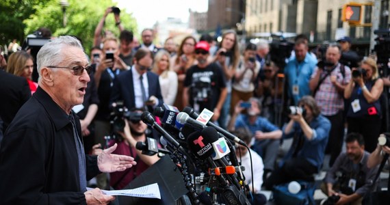 Robert De Niro przed budynkiem nowojorskiego sądu, w którym toczy się proces Donalda Trumpa, przestrzegał przed powrotem byłego prezydenta do władzy. To nie spodobało się zwolennikom Trumpa, którzy zaczęli obrażać aktora. „Masz wyprany mózg” – usłyszał od tłumu gwiazdor kina. 