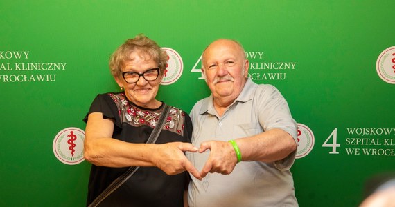 Lekarze z Ośrodka Chorób Serca w 4 Wojskowym Szpitalu Klinicznym we Wrocławiu w dwa dni wszczepili zastawki aortalne TAVI małżeństwu seniorów, u których zdiagnozowano taką samą wadę serca. Para poprosiła medyków, by mogła razem przebywać w szpitalu.
