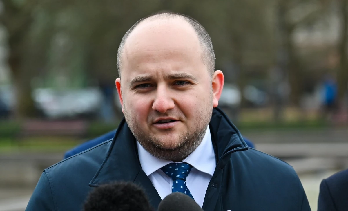 ​Dwaj posłowie Suwerennej Polski usłyszą zarzuty ustawiania konkursów na milionowe dotacje z Funduszu Sprawiedliwości. Chodzi o Marcina Romanowskiego oraz Dariusza Mateckiego. Prokuratura przygotowuje wnioski do Sejmu o uchylenie im immunitetów - informuje w środę Onet. We wtorek prokurator generalny Adam Bodnar przekazał do marszałka Sejmu Szymona Hołowni wniosek o uchylenie immunitetu posłowi PiS Michałowi Wosiowi. 