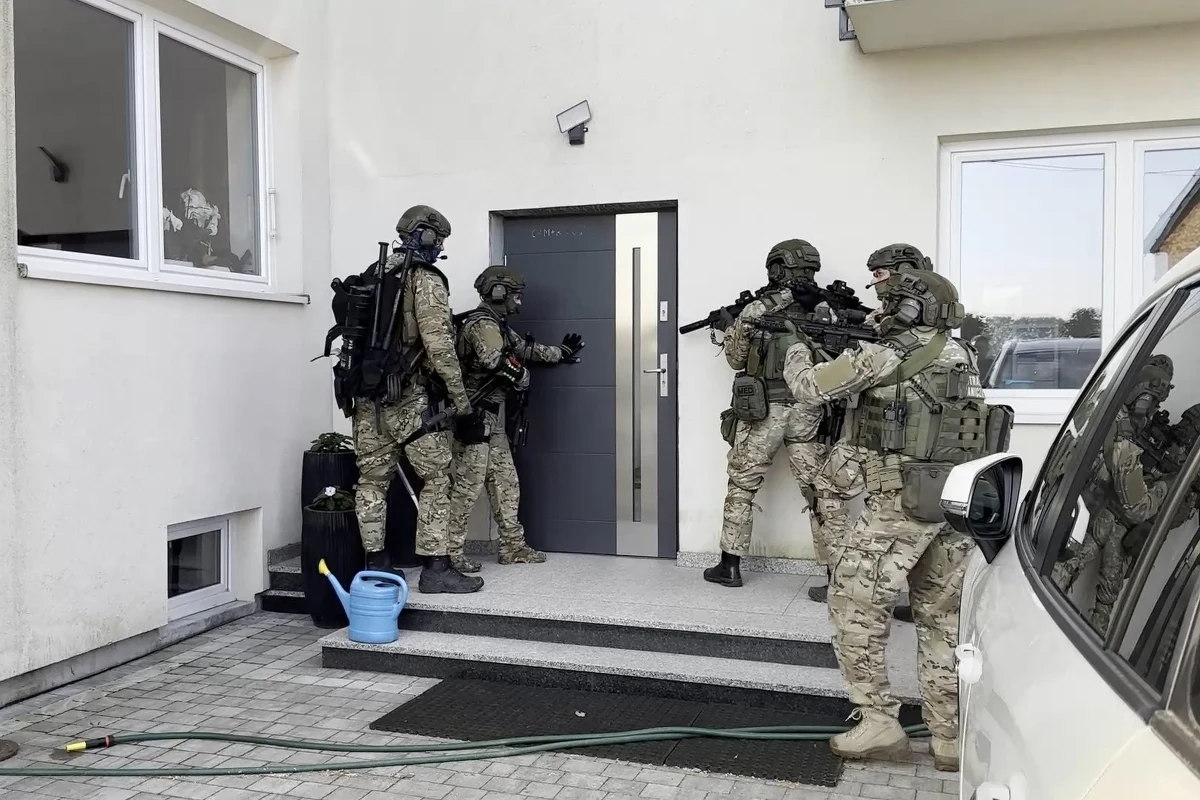 Ponad 5 tysięcy cudzoziemców mogło nielegalnie wjechać do Polski w związku z działaniem zorganizowanej grupy przestępczej rozbitej przez strażników granicznych z Radomia. W ręce funkcjonariuszy wpadło 10 osób, w tym pracownicy powiatowego urzędu pracy z południa Mazowsza. 