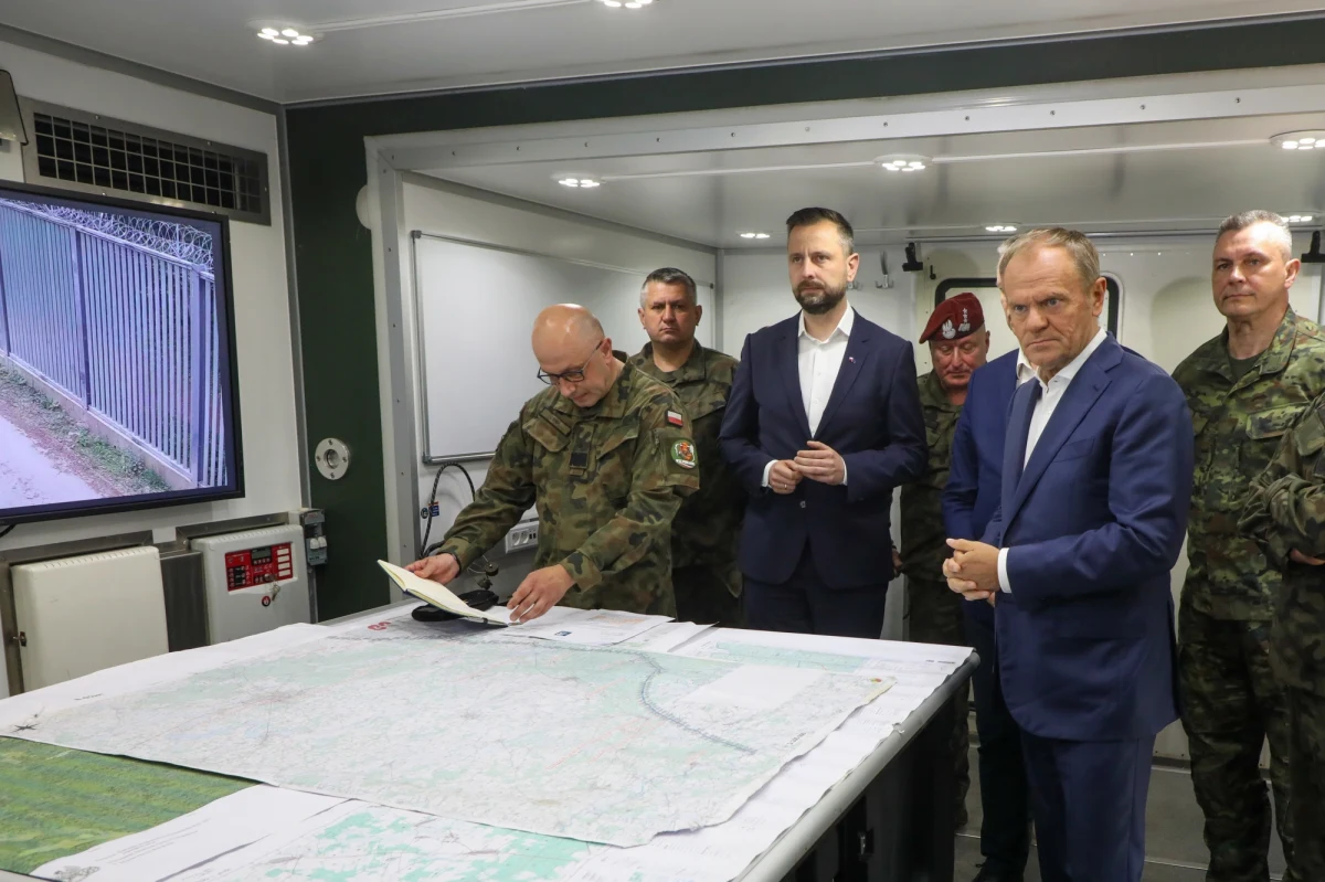 Podejmiemy decyzję o przywróceniu 200-metrowej strefy buforowej od granicy z Białorusią - zapowiedział Donald Tusk. Premier odwiedza dziś placówkę straży granicznej w Dubiczach Cerkiewnych na Podlasiu. Razem z szefem rządu udali się tam wicepremier, szef MON Władysław Kosiniak-Kamysz oraz szef MSWiA Tomasz Siemoniak. To reakcja na wczorajszy atak migranta na żołnierza. Stan mężczyzny jest bardzo ciężki.
