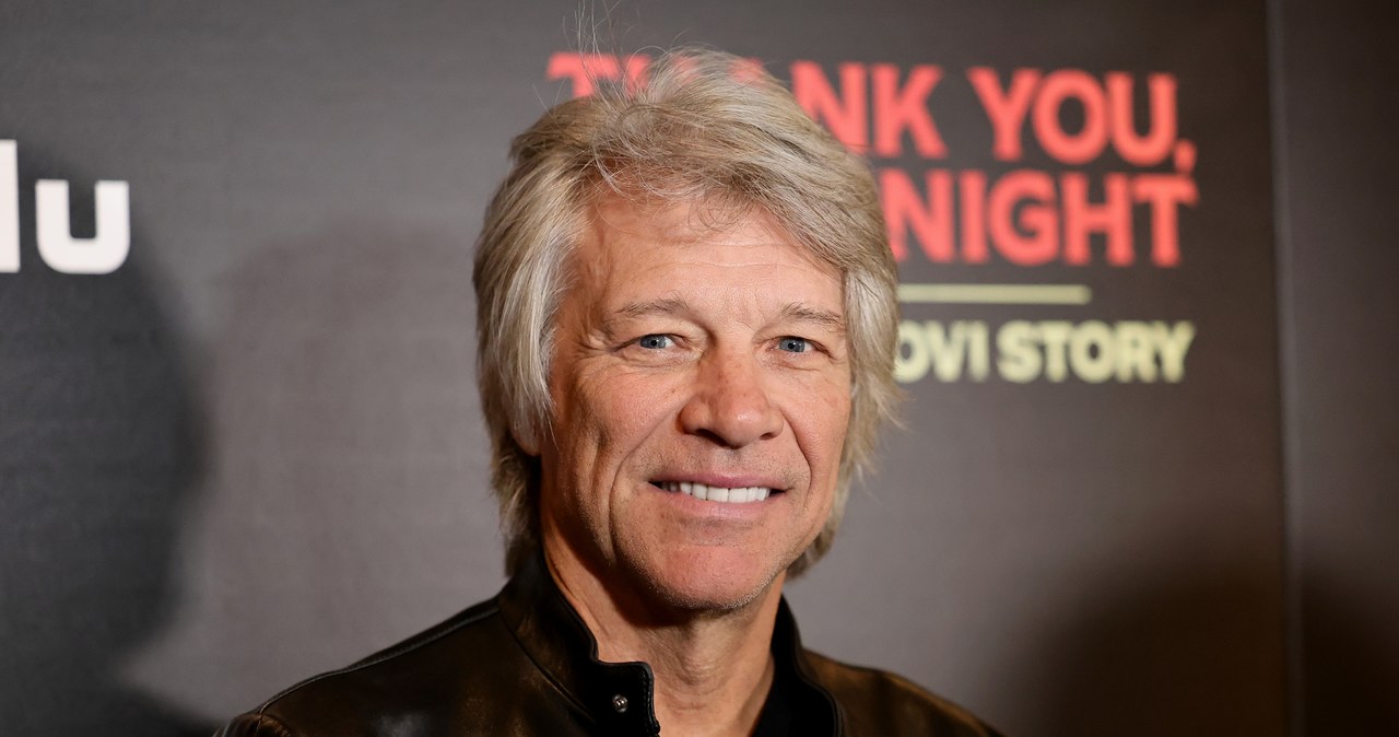 Jon Bon Jovi wyznał, jak wyglądał ślub jego syna, Jake’a. Chłopak poślubił Millie Bobby Brown podczas skromnej, rodzinnej uroczystości. Jego ojciec twierdzi, że jest najszczęśliwszy. Zdradził kilka szczegółów. Dlaczego para ukrywała to wyjątkowe wydarzenie przed mediami?