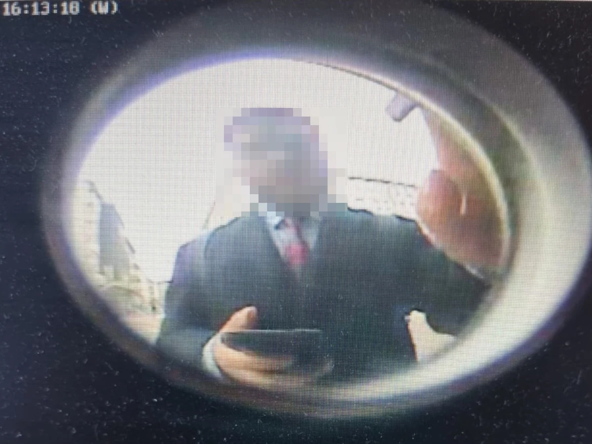 W ręce policjantów wpadł 25-latek, który uzyskiwał dane do płatności BLIK, a następnie przy ich pomocy dokonywał wypłat środków z bankomatów. Na podstawie ustaleń oraz nagrań z kamer zamieszczonych w bankomatach, funkcjonariusze udowodnili mężczyźnie 23 tego rodzaju czyny. Sąd zdecydował, że złodziej trafi na 2 miesiące do aresztu, a za swoją przestępczą działalność może usłyszeć wyrok nawet 8 lat więzienia.