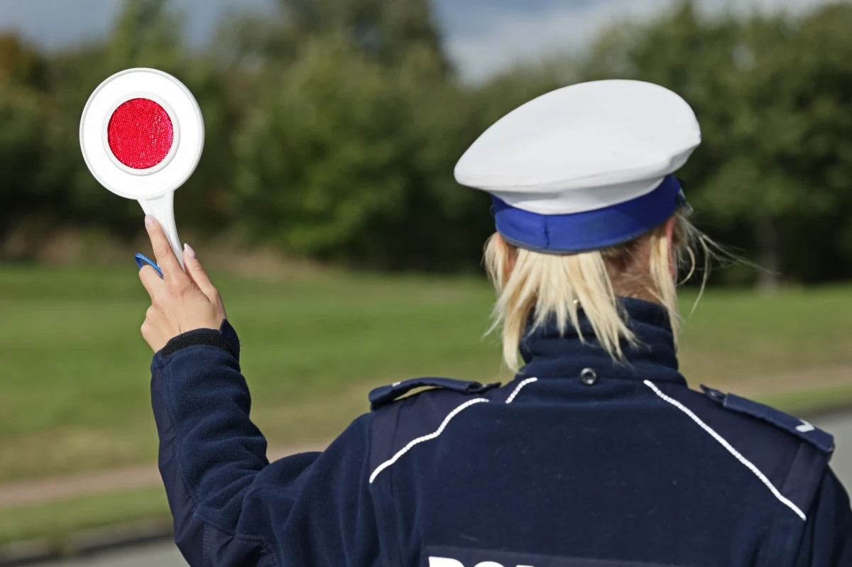 Za posługiwanie się fałszywym dokumentem odpowie 44-latek zatrzymany do kontroli drogowej w Kątach Wrocławskich. Kierowca był trzeźwy. Policjantkom okazał sfałszowane prawo jazdy. Potem przyznał, że postanowił jej kupić po 10 zakończonych niepowodzeniem próbach zdania egzaminu.           

