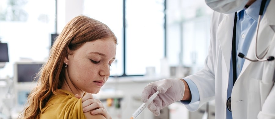 Ministerstwo Zdrowia właśnie zadeklarowało wprowadzenie zmian w programie szczepień przeciw HPV. Mają one uprościć jego realizację i zwiększyć zainteresowanie szczepieniami - tym bardziej że odsetek uodpornionych nastolatków to zaledwie 20 proc. Co konkretnie zamierza zrobić resort? Czy szczepienia będą przeprowadzane w szkołach? 