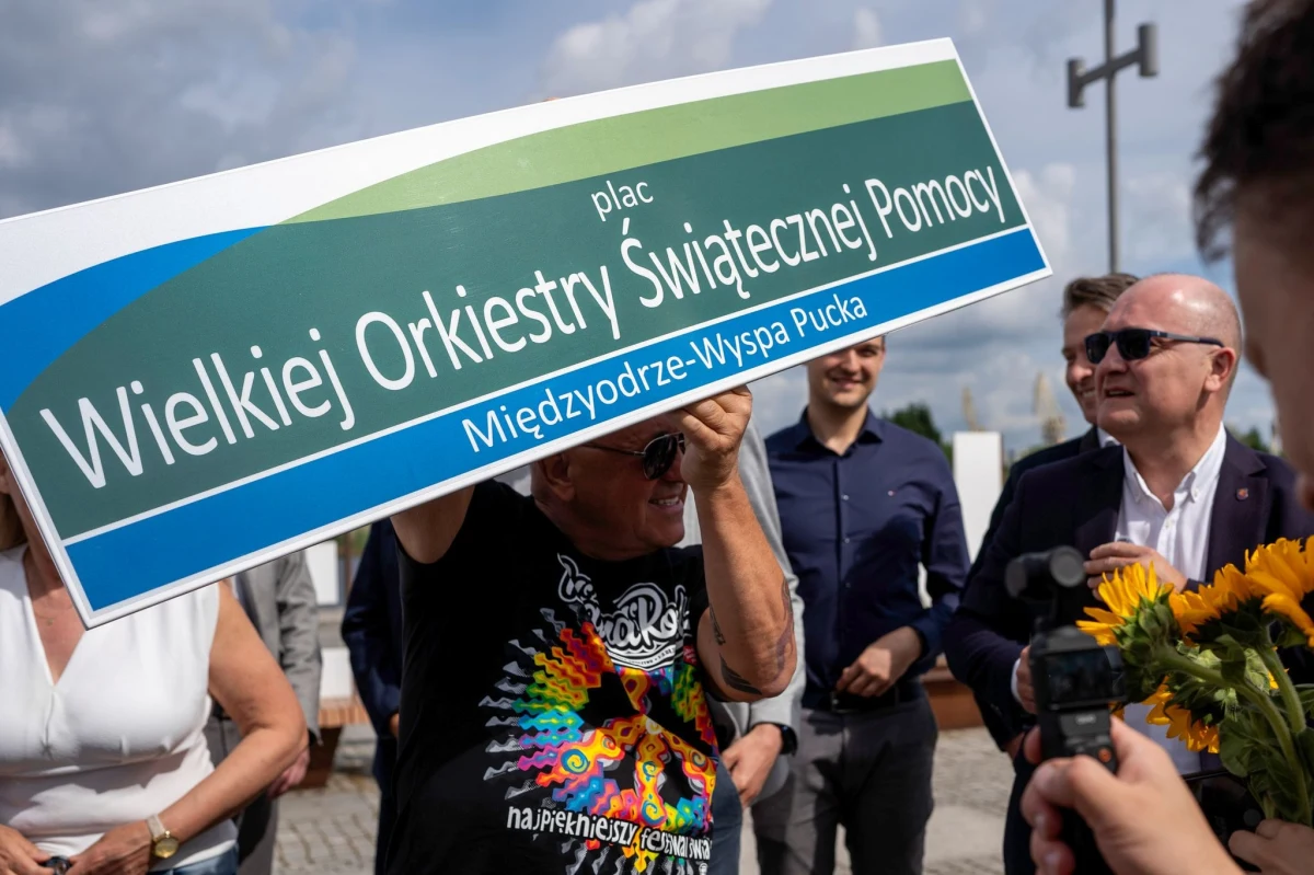 Na szczecińskiej Łasztowni Jerzy Owsiak z prezydentem miasta, radnymi i marszałkiem województwa odsłonili tablicę z nazwą placu Wielkiej Orkiestry Świątecznej Pomocy. To 83. miejsce w kraju upamiętniające coroczną akcję solidarności Polaków. 