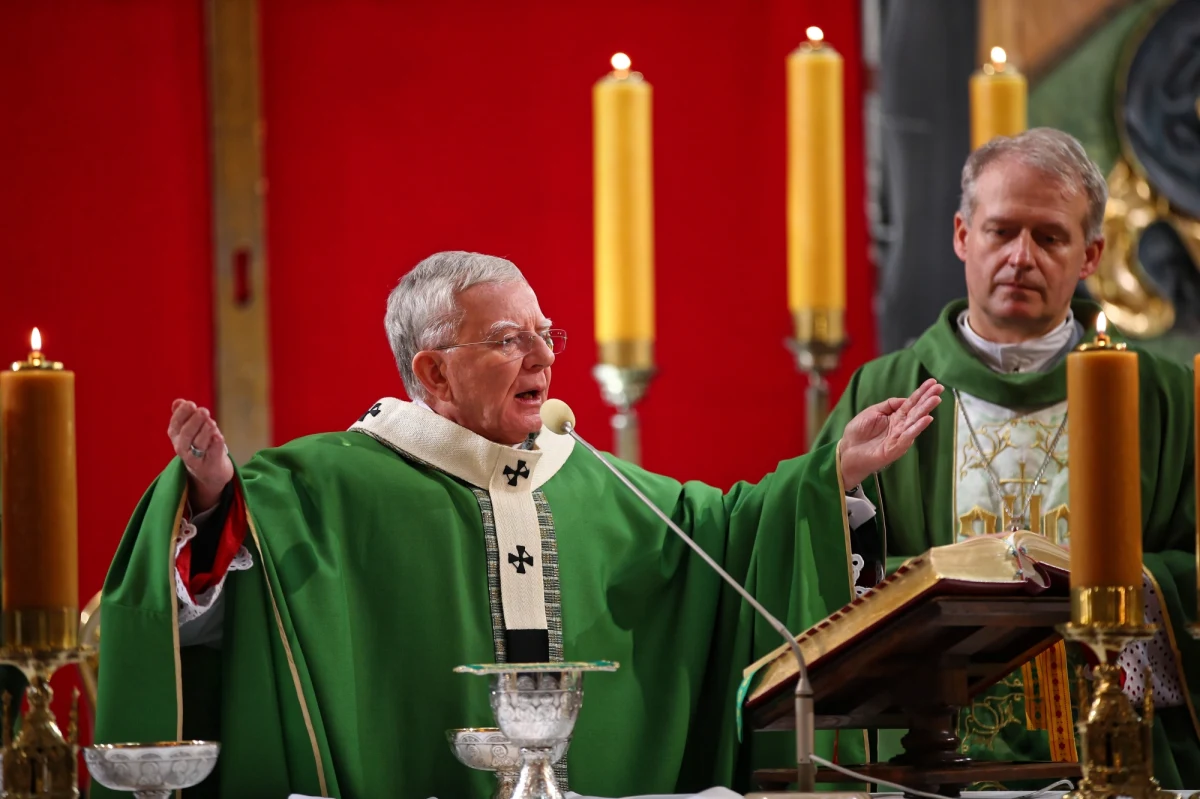 Ksiądz Dariusz Raś nie jest już proboszczem parafii mariackiej w Krakowie. Abp Marek Jędraszewski mianował administratora - ks. Stanisława Czernika. Przeciwko zmianom protestuje rada parafialna, która bezskutecznie zabiegała o spotkanie z krakowskim metropolitą. Odwołany proboszcz natomiast odwołał się do Watykanu.
