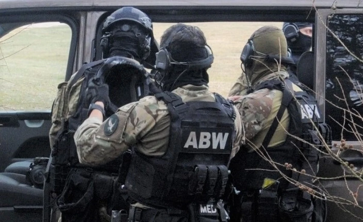 Trzy osoby zatrzymane przez funkcjonariuszy Agencji Bezpieczeństwa Wewnętrznego usłyszały zarzuty za działalność na rzecz obcego wywiadu. Zostały aresztowane na trzy miesiące - poinformowała Prokuratura Krajowa. To jeden Polak, a także dwóch Białorusinów. Mieli podejmować działania dywersyjne i sabotażowe.