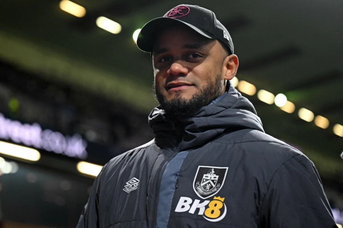 Potwierdziły się doniesienia medialne - Vincent Kompany, były trener angielskiego Burnley, z którym spadł z Premier League, został nowym szkoleniowcem Bayernu Monachium. Belg podpisał kontrakt obowiązujący do czerwca 2027 roku.