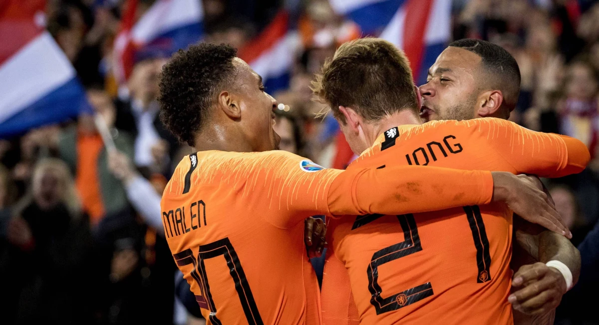 Znamy ostateczną kadrę reprezentacji Holandii na piłkarskie mistrzostwa Europy. W ekipie "Pomarańczowych", którzy będą grupowymi rywalami Polaków, znaleźli się m.in. zmagający się ostatnio z kontuzjami Frenkie de Jong i Memphis Depay. Niespodzianką jest za to nieobecność lewego obrońcy obrońcy Borussii Dortmund Iana Maatsena.