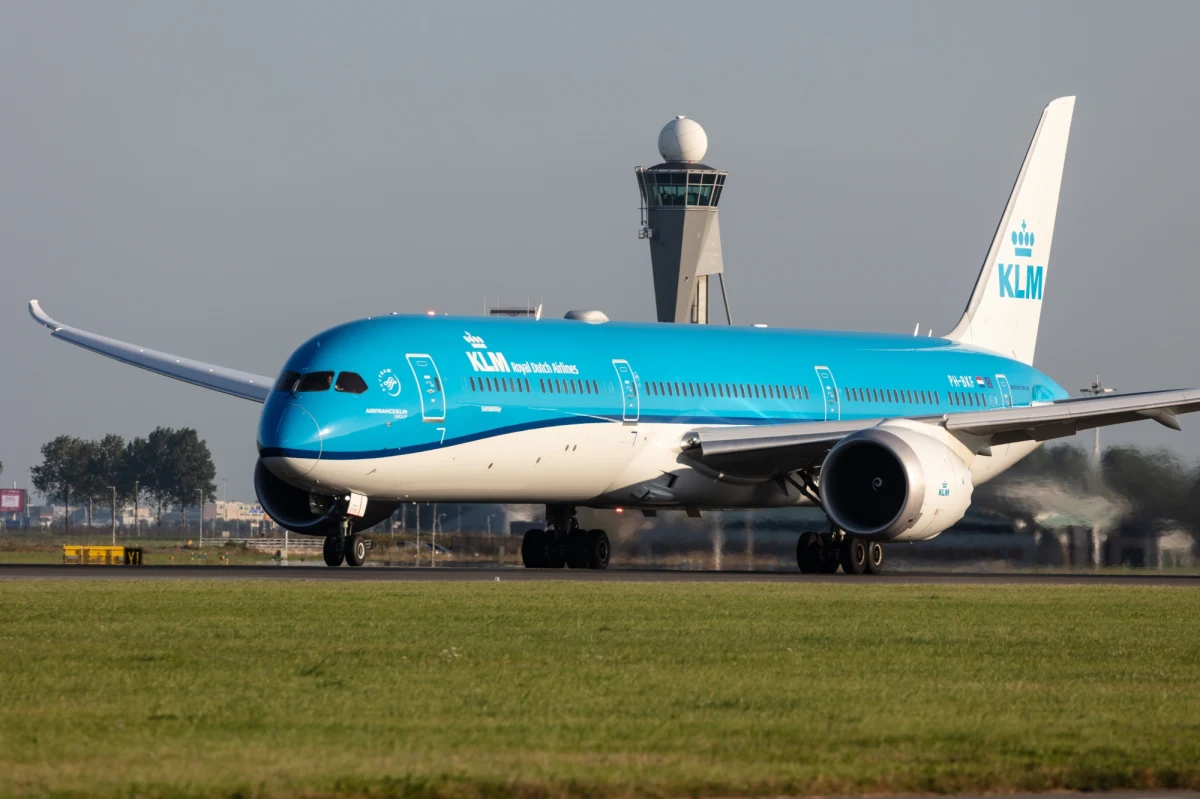 Tragiczny wypadek na płycie lotniska Schiphol w Amsterdamie. Do pracującego silnika samolotu wciągnięty został człowiek. Jego życia nie udało się uratować.