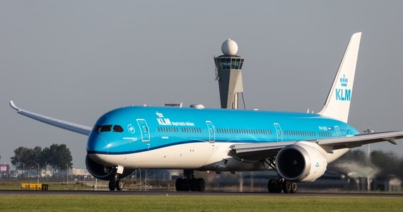 Tragiczny wypadek na płycie lotniska Schiphol w Amsterdamie. Do pracującego silnika samolotu wciągnięty został człowiek. Jego życia nie udało się uratować.