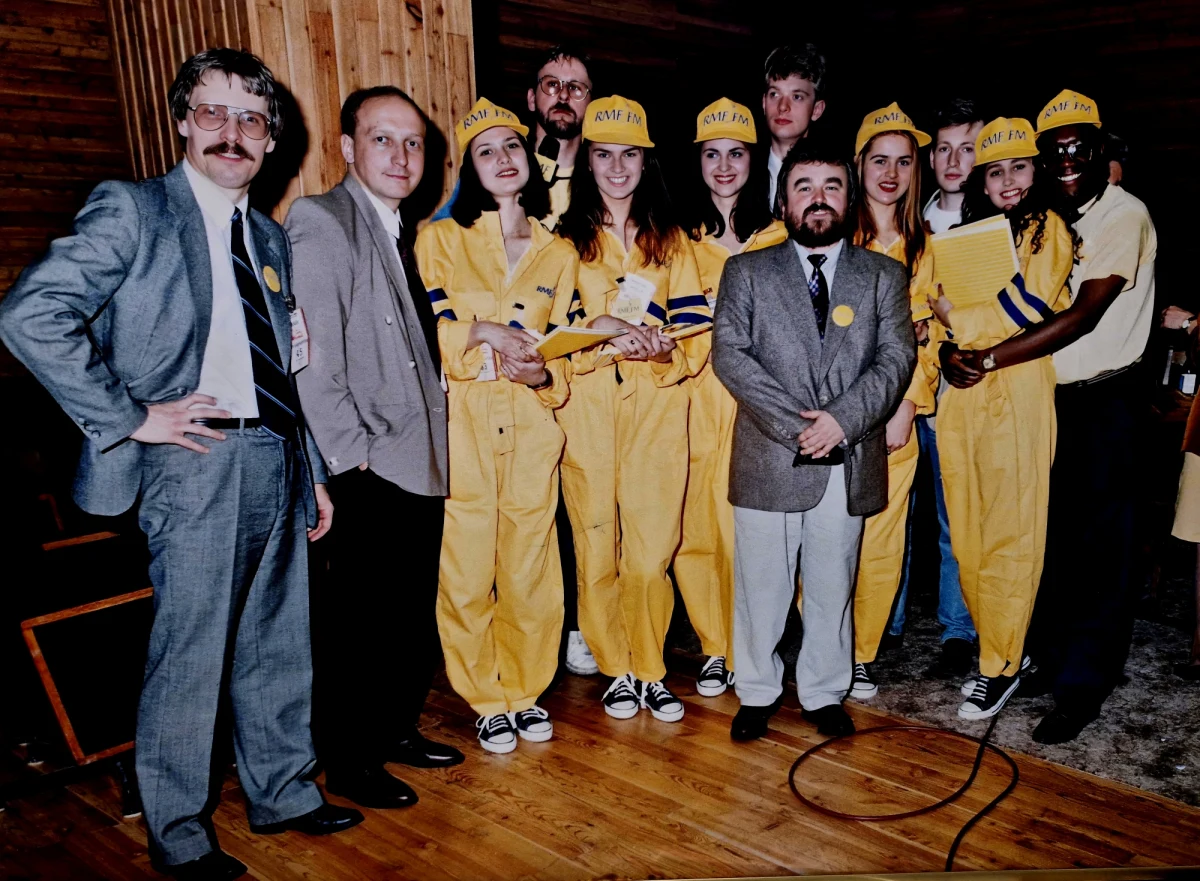 26 maja br. minęła 30. rocznica najważniejszego wydarzenia w historii radia RMF FM. To właśnie 26 maja 1994 roku stacja otrzymała koncesję na ogólnopolskie nadawanie programu radiowego o charakterze uniwersalnym. Od tej chwili stacja mogła zacząć nadawanie w 14 miastach w kraju, by docelowo objąć sygnałem prawie cały obszar Polski. Jak było to w stylu RMF-u, samo wydarzenie było spektakularnym pokazem marketingowym pokazującym siłę technologii stacji. Dwaj przewodniczący KRRiT „uruchomili zdalnie poprzez laptop” całą sieć nadajników RMF. Mistyfikacja się udała. O kulisach przygotowania wniosku koncesyjnego i PR-owskim show uruchomienia ogólnopolskiej emisji mówią w reportażu RMF24.PL uczestnicy tamtych wydarzeń.