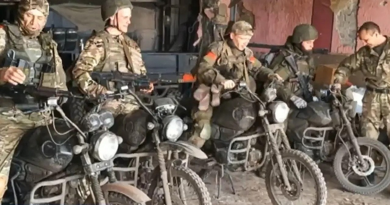 Rosyjscy żołnierze nie przestają zadziwiać swoimi pomysłami na próby zwiększenia terytorium swojej okupacji Ukrainy. Tym razem możemy zobaczyć, że atakują pozycje Ukraińców, przemieszczając się po froncie motocyklami.