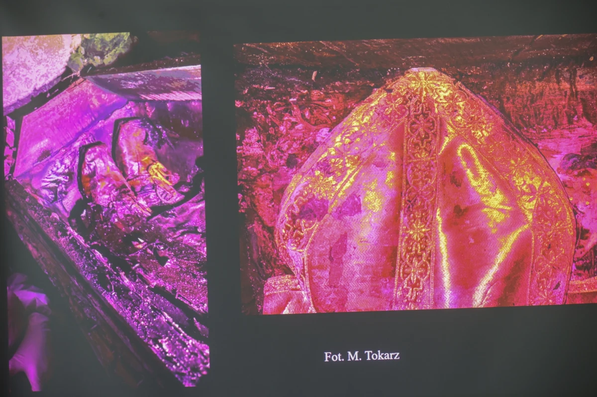 Dwie nienaruszone od kilkuset lat krypty ze szczątkami arcybiskupów gnieźnieńskich odkryto w podziemiach katedry w Łowiczu. Doskonale zachowała się szata pogrzebowa, buty, mitra biskupia szyta złotą nitką i drobne elementy - jak krzyżyk czy pierścienie, z którymi duchownych złożono do grobu.