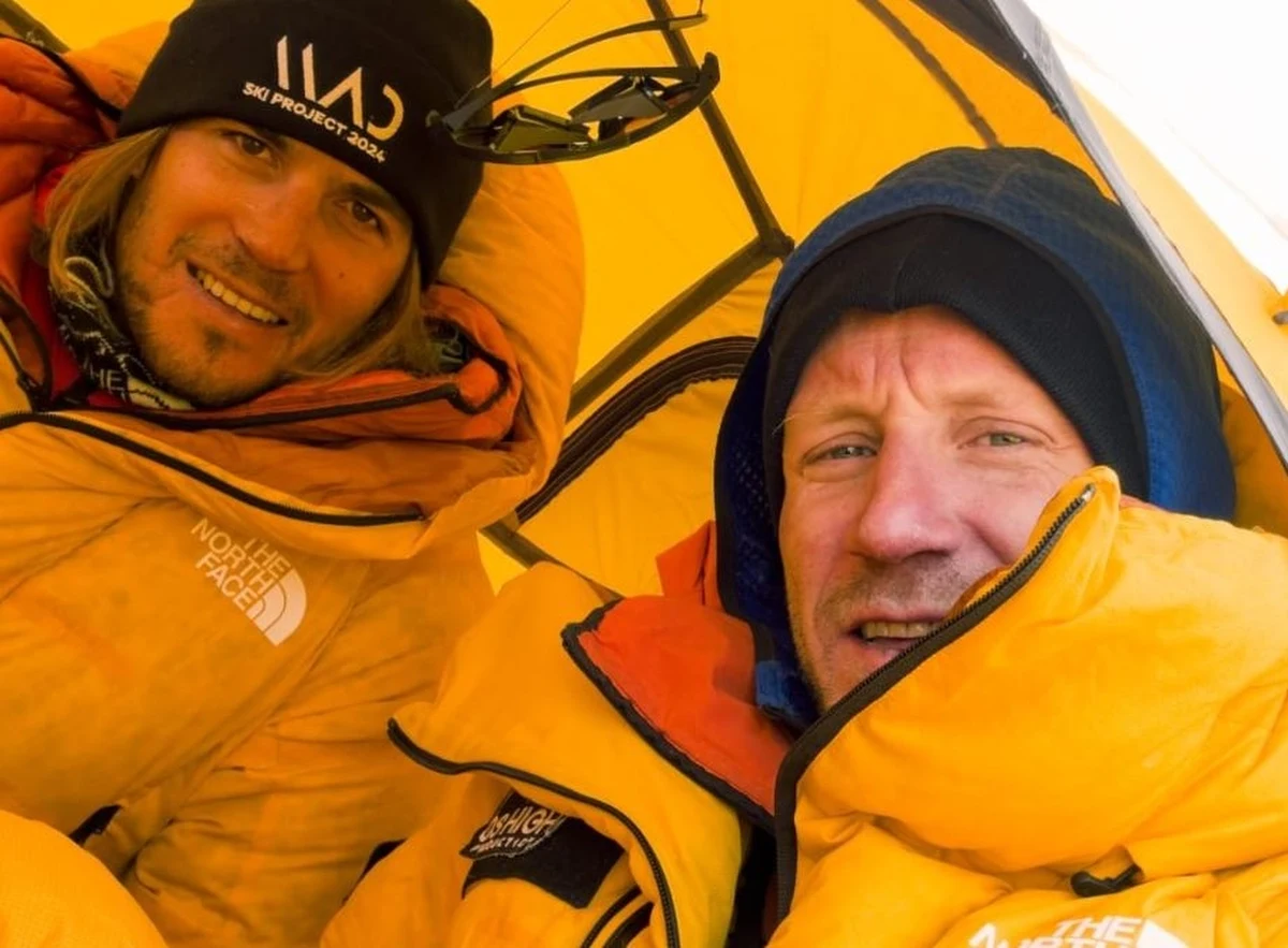 Bartek Ziemski i Oswald Rodrigo Pereira zdobyli trzeci co do wysokości szczyt globu Kanczendzongę (8586 m) w Himalajach bez wspomagania dodatkowym tlenem z butli oraz wsparcia Szerpów, po czym Ziemski zjechał z ośmiotysięcznika na nartach - poinformował Polski Związek Alpinizmu.