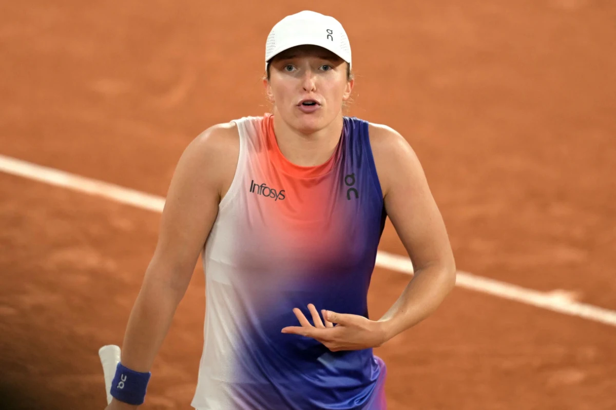 "Cud Igi Świątek" - tak francuskie media zgodnie określają zwycięstwo polskiej tenisistki z Japonką Naomi Osaką 7:6 (7-1), 1:6, 7:5 w drugiej rundzie wielkoszlemowego turnieju French Open. Liderka światowego rankingu obroniła w tym spotkaniu piłkę meczową.