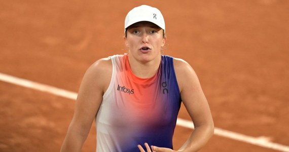 "Cud Igi Świątek" - tak francuskie media zgodnie określają zwycięstwo polskiej tenisistki z Japonką Naomi Osaką 7:6 (7-1), 1:6, 7:5 w drugiej rundzie wielkoszlemowego turnieju French Open. Liderka światowego rankingu obroniła w tym spotkaniu piłkę meczową.