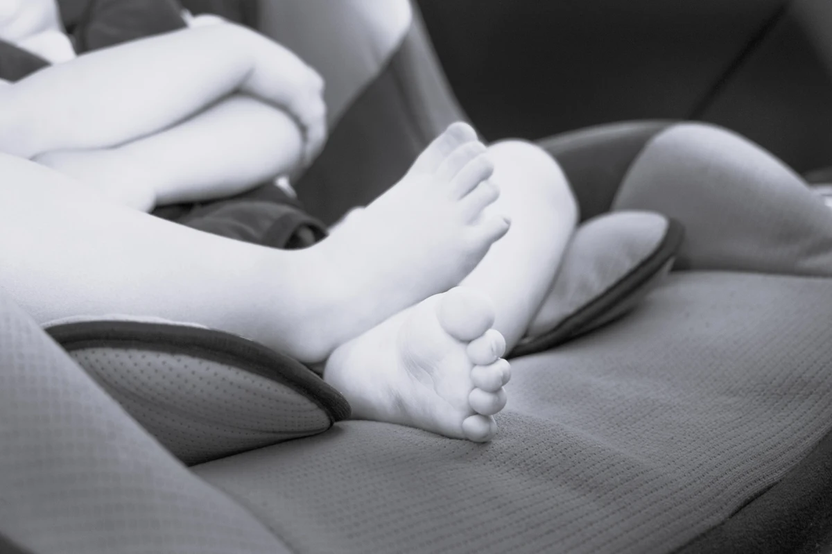 To najgorsze, co może się przydarzyć rodzicowi. We Francji zmarło małe dziecko, pozostawione w samochodzie przez ojca. Mężczyzna miał odwieźć 16-miesięcznego synka do żłobka. Zamiast tego pojechał do pracy. Odstawił auto na parkingu, zapominając o maluchu w środku.