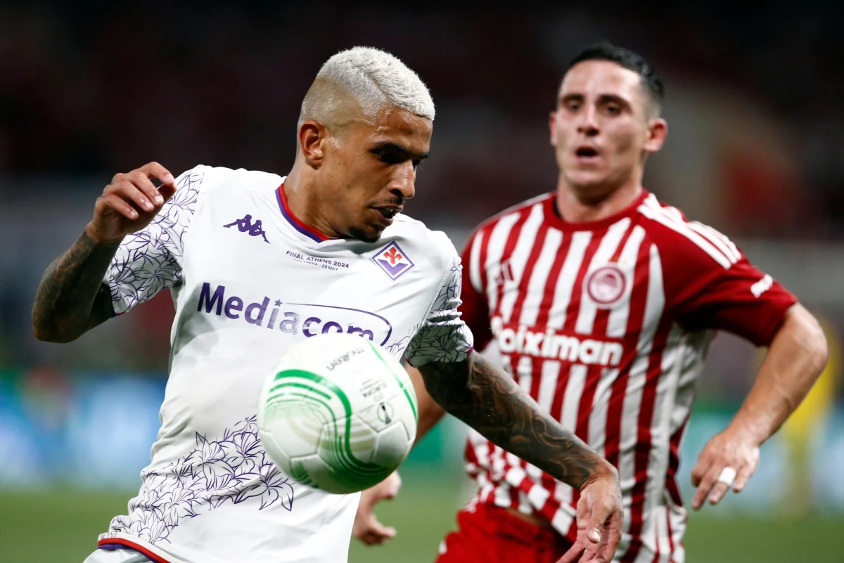 Piłkarze Olympiakosu Pireus triumfatorami Ligi Konferencji. W finale w Atenach pokonali po dogrywce Fiorentinę 1:0. Bramkę zdobył w 116. minucie Marokańczyk Ayoub El Kaabi. To pierwszy tytuł greckiego klubu w europejskich pucharach.