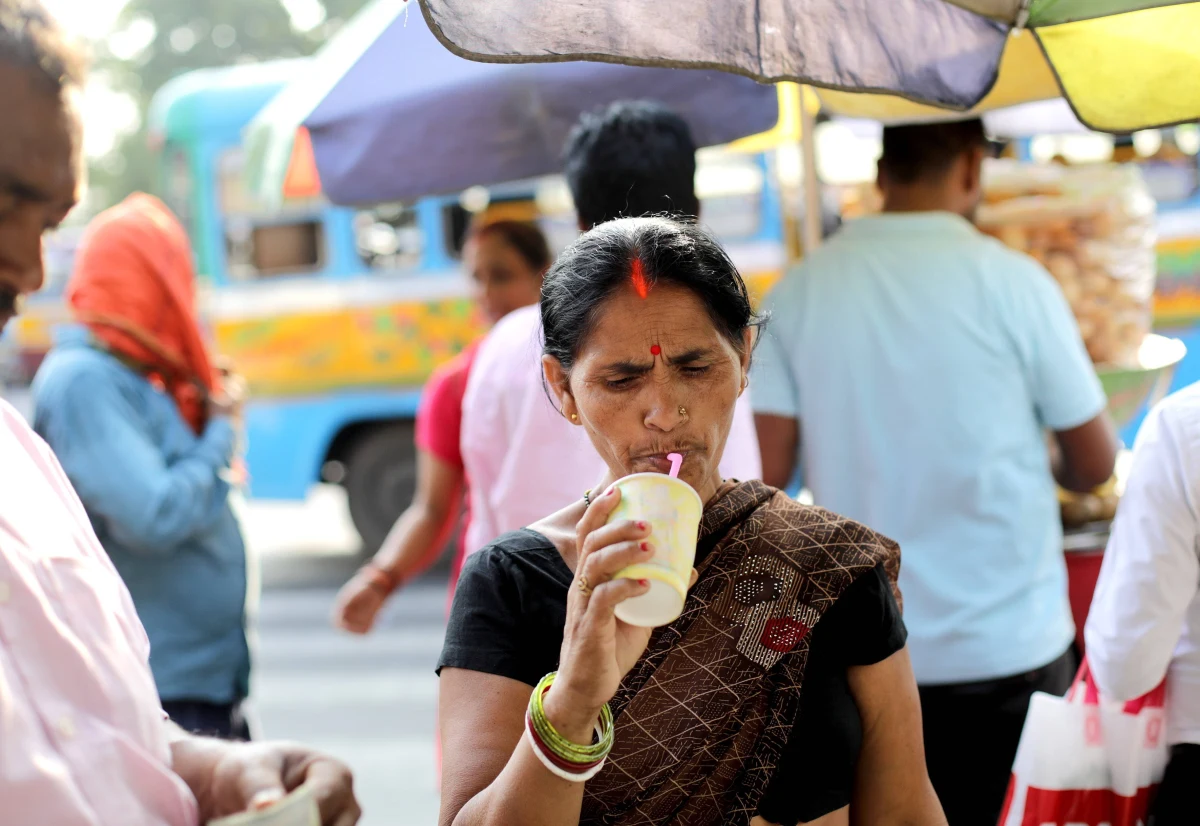 Rekordową temperaturę 52,3 stopnia zarejestrowano w stolicy Indii New Delhi - poinformował w środę Instytut Meteorologii Indii (IMD). Jest to najwyższa temperatura od rozpoczęcia pomiarów w tym kraju - przekazał IMD, wyjaśniając, że upał panujący w północnych i centralnych Indiach potrwa do 30 maja. W środę w tym azjatyckim kraju zanotowano również pierwszą w tym roku śmierć z powodu gorąca.