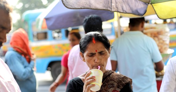 Rekordową temperaturę 52,3 stopnia zarejestrowano w stolicy Indii New Delhi - poinformował w środę Instytut Meteorologii Indii (IMD). Jest to najwyższa temperatura od rozpoczęcia pomiarów w tym kraju - przekazał IMD, wyjaśniając, że upał panujący w północnych i centralnych Indiach potrwa do 30 maja. W środę w tym azjatyckim kraju zanotowano również pierwszą w tym roku śmierć z powodu gorąca.