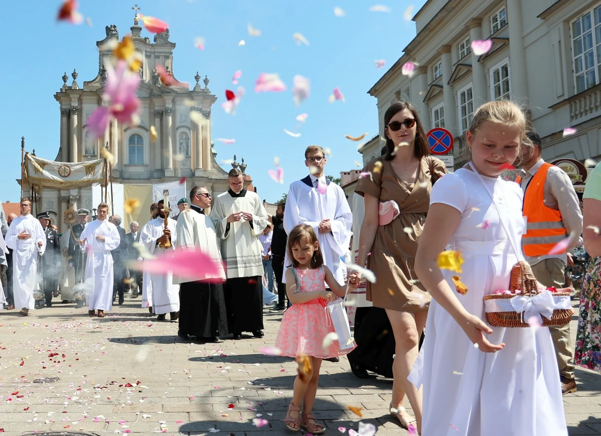 Setki osób wezmą udział w wielu procesjach Bożego Ciała, które przejdą dzisiaj ulicami Warszawy. Największa, centralna procesja rozpocznie się o 10:00 w Archikatedrze świętego Jana Chrzciciela przy ulicy Świętojańskiej.