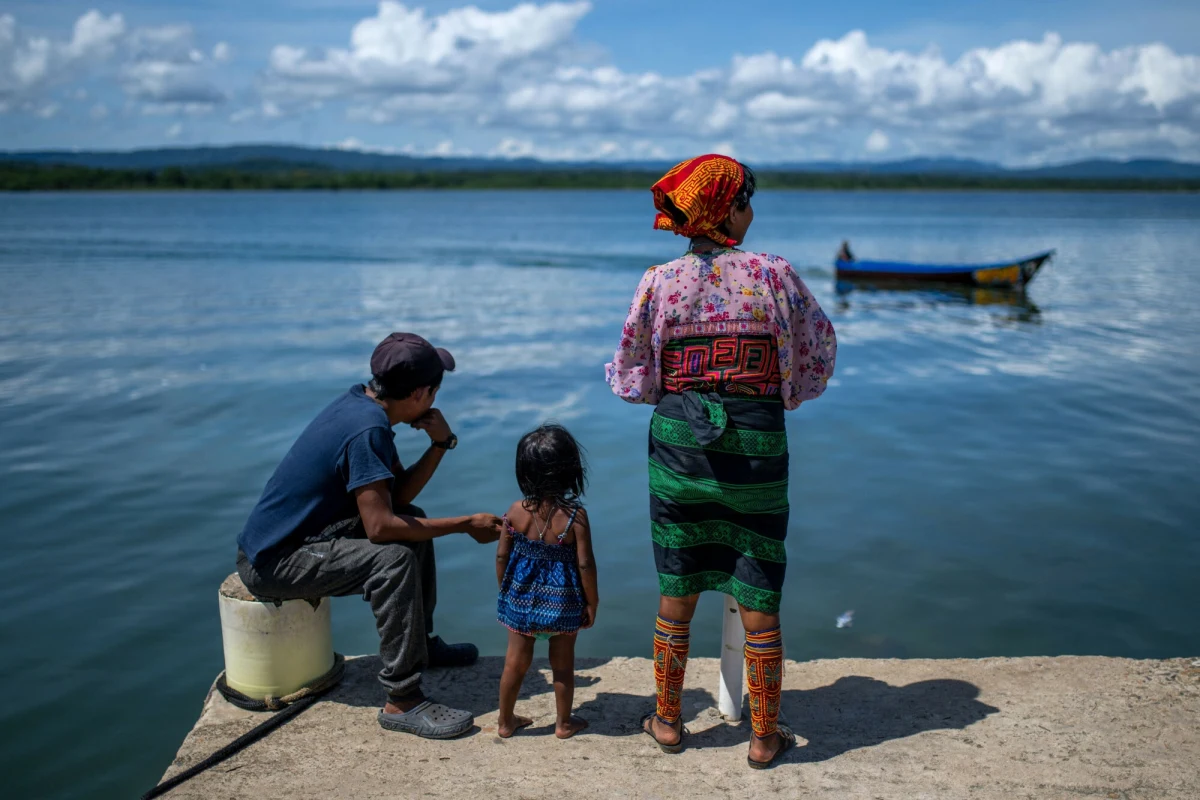 Około 1200 osób z rdzennej społeczności Guna opuści przeludnioną i zagrożoną rosnącym poziomem morza wyspę Carti Sugdupu. W środę otrzymali oni od władz Panamy nowe domy na kontynencie. Media określają ich jako pierwszych przesiedleńców klimatycznych w kraju.
