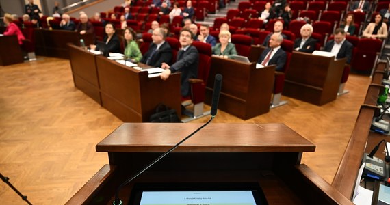 ​Sejmiki 13 województw wybrały marszałków, na Dolnym Śląsku i na Podlasiu doszło do zmiany koalicji. W trzech województwach: łódzkim, mazowieckim i małopolskim rozstrzygnięcie, kto będzie rządził, nastąpi dopiero w czerwcu.