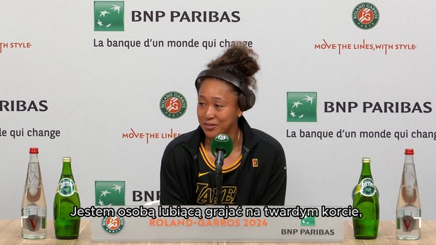 Naomi Osaka „chciałaby zagrać” z Igą Świątek na twardym korcie, ponieważ w środę brakowało jej jednego punktu do wyeliminowania dwukrotnej obrończyni tytułu Roland Garros w drugiej rundzie turnieju.

Po przegranej pierwszej partii w tie-breaku Osaka wygrała osiem gemów z rzędu, wygrywając drugiego seta 6:1 i w decydującym momencie objęła prowadzenie 3:0. Osaka serwowała przed meczem przy stanie 5:3, ale wbiła bekhend w siatkę. Świątek nr 1 na świecie odwrócił sytuację i wygrał ekscytujący mecz.