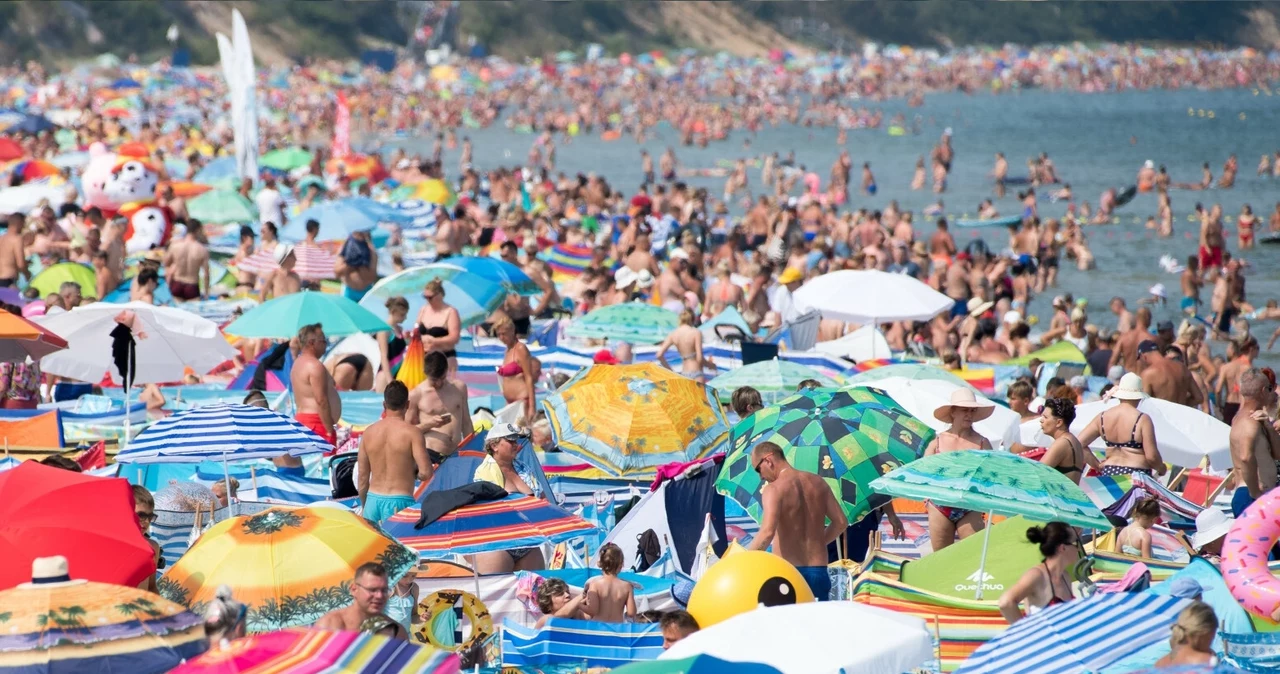 Jeśli ktoś chce pozwiedzać nadmorskie okolice na rowerze, z wejściem do pociągu może mieć niemały problem. Na zdjęciu: plaże we Władysławowie