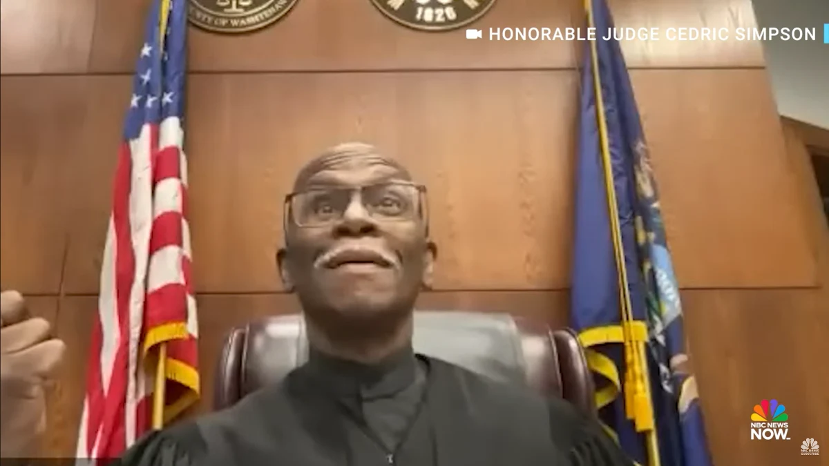 Nagranie z rozprawy sądowej w stanie Michigan obiegło światowe serwisy informacyjne i media społecznościowe. Filmik cieszy się popularnością ze względu na postawę kierowcy, którego oskarżono o jazdę bez ważnych uprawnień. Mężczyzna rozpoczął wideorozmowę z sądem zza kierownicy, przyznał, że prowadzi samochód.