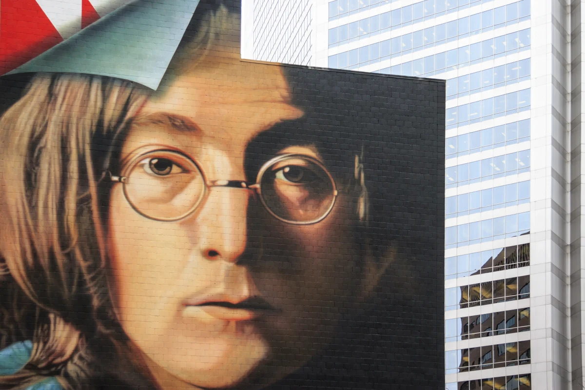 Zainteresowanie pamiątkami po członkach The Beatles jest wciąż ogromne. Za 2,9 mln dolarów została sprzedana na aukcji akustyczna gitara, która należała przed laty do Johna Lennona.