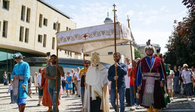 Prymas Polski w Boże Ciało: Potrzebny nam prymat Boga