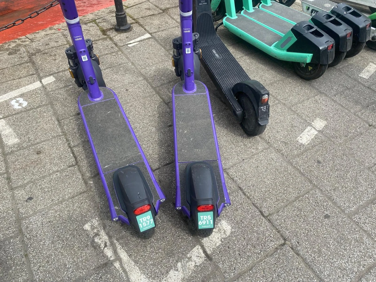 W Krakowie sezon hulajnóg elektrycznych wystartował na dobre. Pytanie, czy można nimi bezpiecznie zaparkować.  W ubiegłym roku Urząd Miasta Krakowa podpisał umowę z czterema firmami wynajmującymi hulajnogi na minuty. W jej ramach operatorzy wynajmują od miasta specjalne miejsca i tworzą tam Punkty Mobilności, w których można zostawiać pojazdy. 