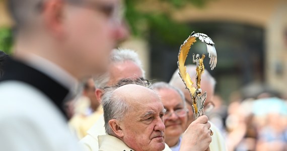 "Świeckości państwa nie przekreślają ani znaki religijne, ani krzyże. Dziś nikomu w naszym podzielonym społeczeństwie nie potrzeba nowych wojenek i podziałów" - mówił metropolita warszawski kard. Kazimierz Nycz podczas centralnej procesji Bożego Ciała w Warszawie.