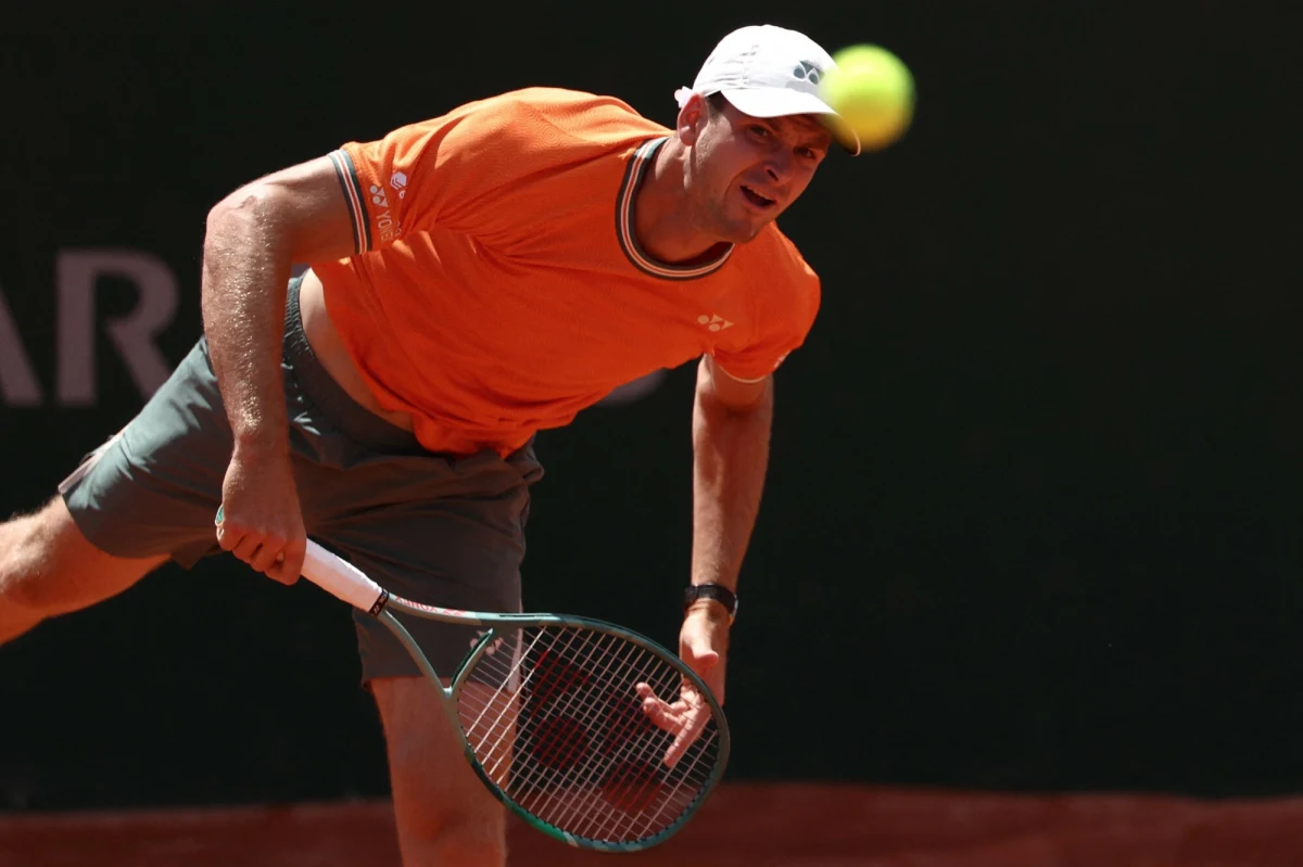 Rozpoczęli w środę o godz. 11:00, ale ze względu na ulewne opady deszczu zakończyli w czwartek po godz. 17:00. Po ponad 30 godzinach Hubert Hurkacz pokonał amerykańskiego tenisistę Brandona Nakashimę 6:7 (2-7), 6:1, 6:3, 7:6 (7-5) i awansował do trzeciej rundy wielkoszlemowego French Open.