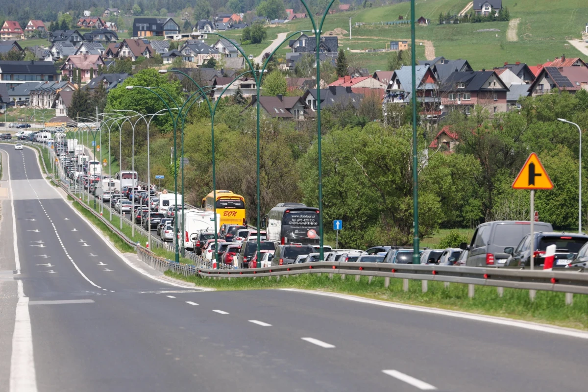 Początek każdego długiego weekendu dla kierowców oznacza jedno: wzmożony ruch powodujący korki. Jak informuje GDDKiA, na zakopiance na odcinku Rdzawka - Klikuszowa cały czas jest siedmiokilometrowy zator. Korkuje się też na bramkach w Balicach. Jak informuje reporterka RMF FM Agata Nurek, tam sznur samochodów ma już długość ok. dwóch kilometrów, a na bramkach kierunku Rzeszowa - kilometr.