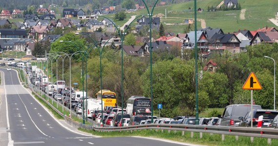 Początek każdego długiego weekendu dla kierowców oznacza jedno: wzmożony ruch powodujący korki. Jak informuje GDDKiA, na zakopiance na odcinku Rdzawka - Klikuszowa cały czas jest siedmiokilometrowy zator. Korkuje się też na bramkach w Balicach. Jak informuje reporterka RMF FM Agata Nurek, tam sznur samochodów ma już długość ok. dwóch kilometrów, a na bramkach kierunku Rzeszowa - kilometr.