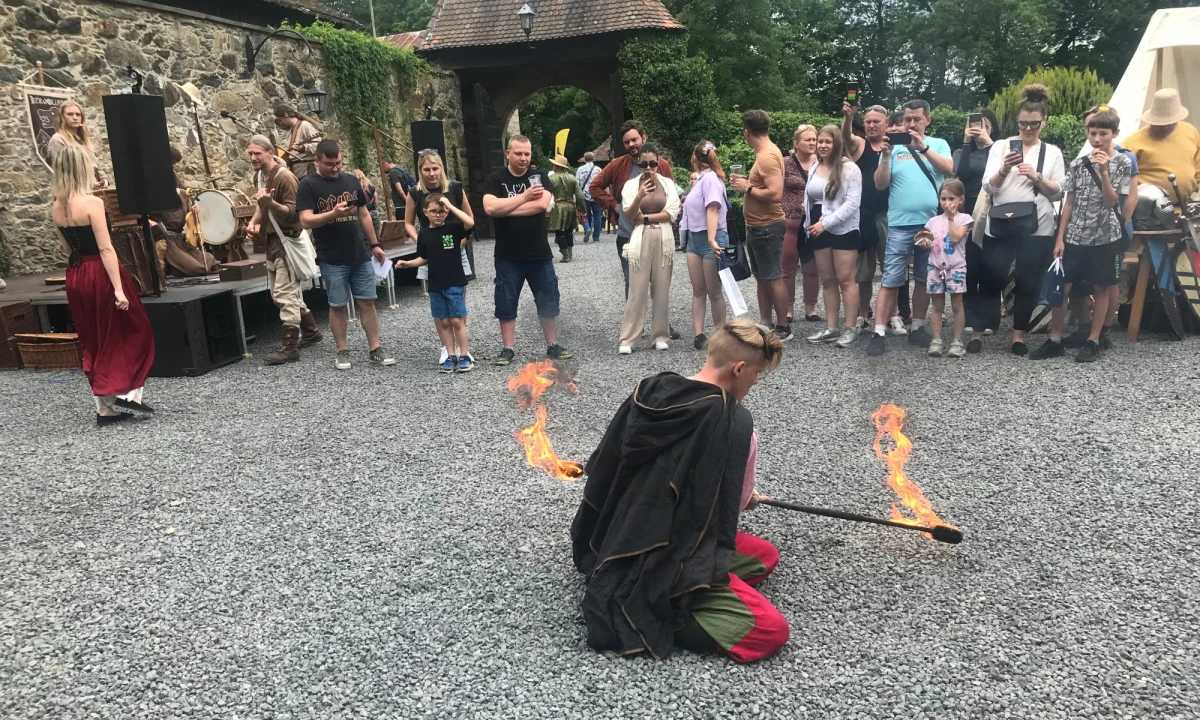 Zamek Czocha przemienił się w Twierdzę Rycerską. Od dziś przez najbliższe trzy dni macie okazję, by poznać gości z przeszłości, nauczyć się walki mieczem i rozsmakować się w średniowiecznych pysznościach. Czy jesteście gotowi na podróż w czasie?