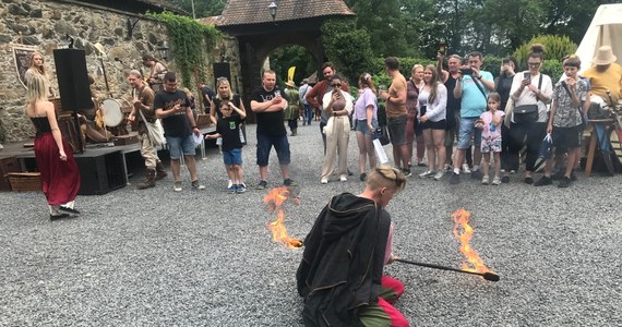 Zamek Czocha przemienił się w Twierdzę Rycerską. Od dziś przez najbliższe trzy dni macie okazję, by poznać gości z przeszłości, nauczyć się walki mieczem i rozsmakować się w średniowiecznych pysznościach. Czy jesteście gotowi na podróż w czasie?