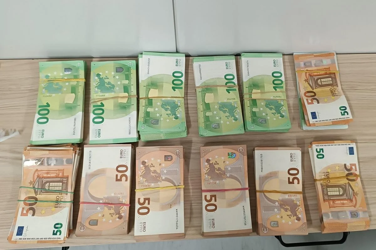 82 tys. euro - tyle próbował przemycić przez polsko-ukraińską granicę 40-letni Ukrainiec. Podczas kontroli pojazdów w miejscu wyznaczonym do odpraw w Malhowicach, mężczyznę zatrzymali funkcjonariusze Służby Celno-Skarbowej z Krajowej Administracji Skarbowej.