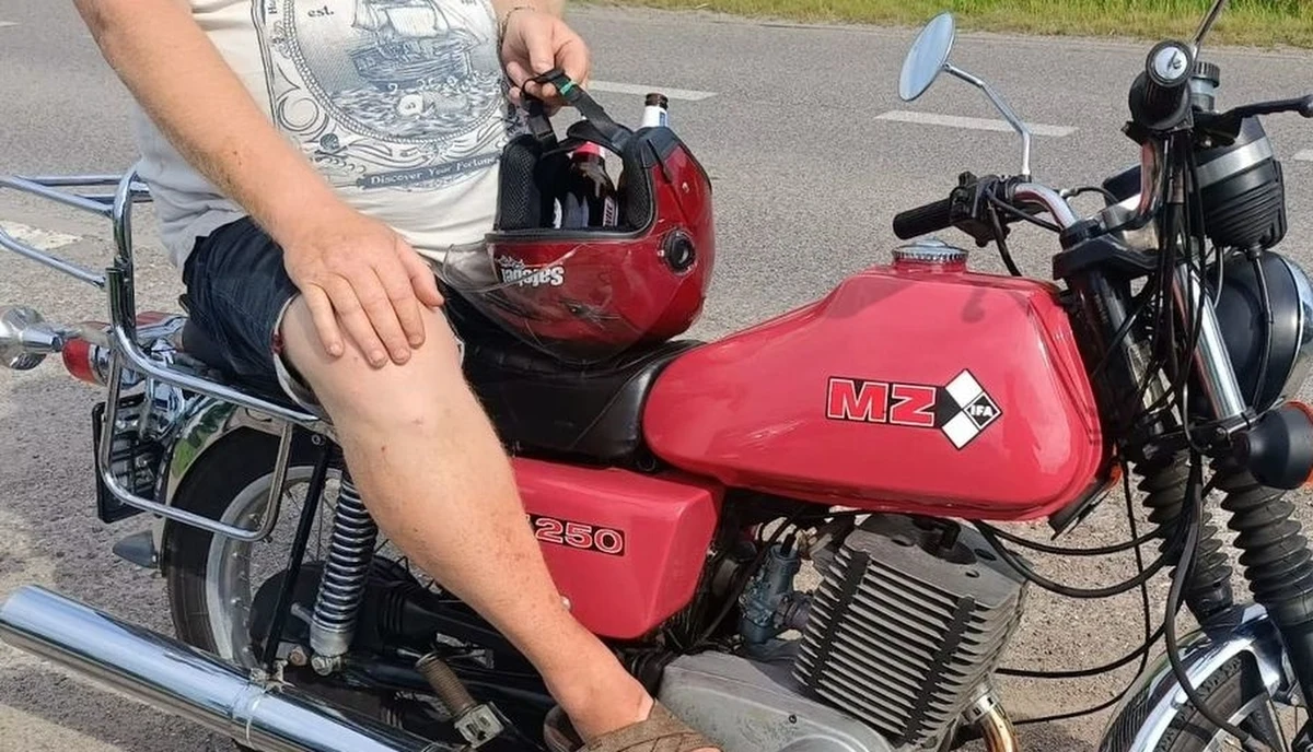 Ta interwencja policjantów wprawiła ich w osłupienie. Mundurowi z Piaseczna (woj. mazowieckie) pijanego motocyklistę, który nie miał na głowie kasku. Ten służył mu bowiem do… przewożenia butelek po piwie.