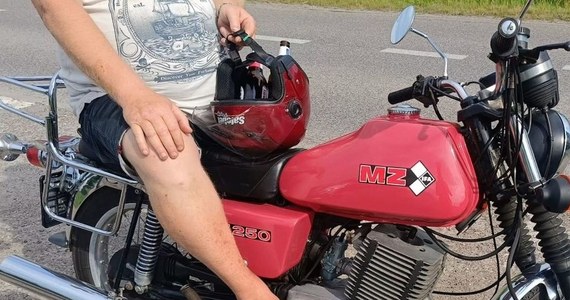 Ta interwencja policjantów wprawiła ich w osłupienie. Mundurowi z Piaseczna (woj. mazowieckie) pijanego motocyklistę, który nie miał na głowie kasku. Ten służył mu bowiem do… przewożenia butelek po piwie.