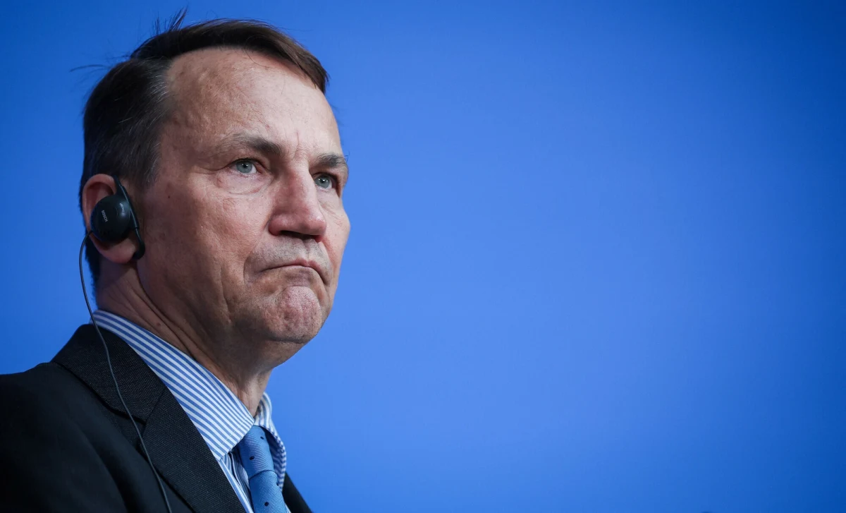 "Porażka (Władimira) Putina jest nadzieją nie tylko dla nas, ale także dla Rosji" - powiedział Radosław Sikorski, który przebywa w Pradze. Minister spraw zagranicznych podczas debaty przed nieformalnym spotkaniem szefów dyplomacji państw NATO zauważył, że Rosja wydaje na zbrojenia i wojnę w Ukrainie 8,7 proc. PKB i 40 proc. swojego budżetu. "Nie dotrzymujemy jej tempa" - ocenił.